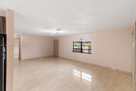 House in Miami Gardens, Florida 4 bedrooms, 167.22 sq.m. № 1713836 - photo 10