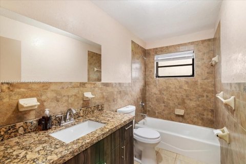 House in Miami Gardens, Florida 4 bedrooms, 167.22 sq.m. № 1713836 - photo 23