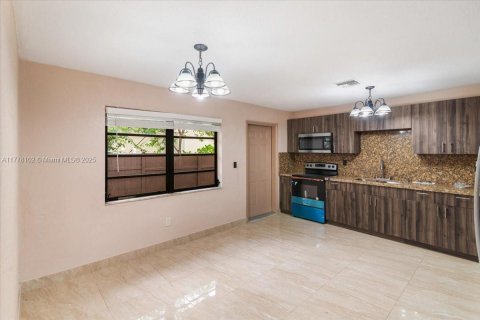 House in Miami Gardens, Florida 4 bedrooms, 167.22 sq.m. № 1713836 - photo 11