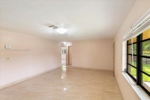 House in Miami Gardens, Florida 4 bedrooms, 167.22 sq.m. № 1713836 - photo 18