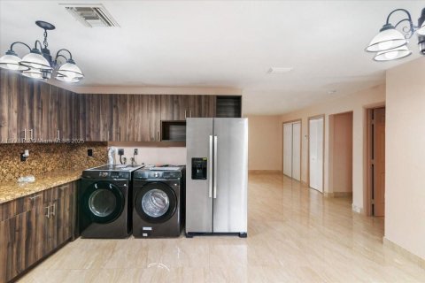 House in Miami Gardens, Florida 4 bedrooms, 167.22 sq.m. № 1713836 - photo 14