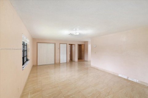 House in Miami Gardens, Florida 4 bedrooms, 167.22 sq.m. № 1713836 - photo 16