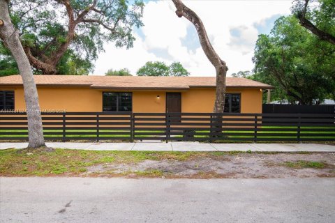 House in Miami Gardens, Florida 4 bedrooms, 167.22 sq.m. № 1713836 - photo 3