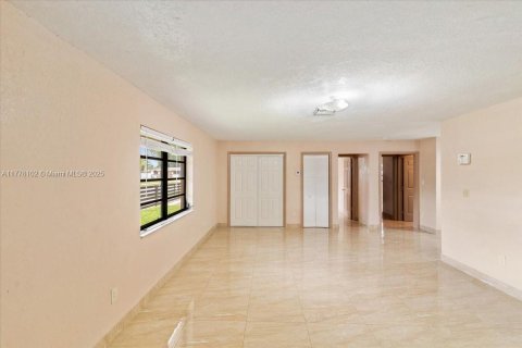 House in Miami Gardens, Florida 4 bedrooms, 167.22 sq.m. № 1713836 - photo 17