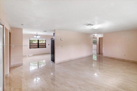 House in Miami Gardens, Florida 4 bedrooms, 167.22 sq.m. № 1713836 - photo 8