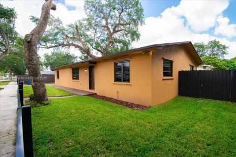 House in Miami Gardens, Florida 4 bedrooms, 167.22 sq.m. № 1713836 - photo 6