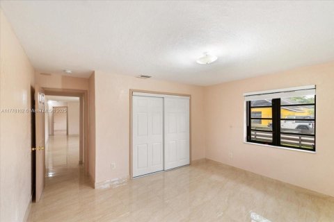 House in Miami Gardens, Florida 4 bedrooms, 167.22 sq.m. № 1713836 - photo 25