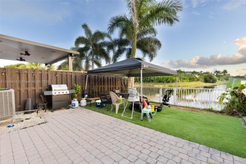 Townhouse in Doral, Florida 4 bedrooms, 177.63 sq.m. № 1953552 - photo 15