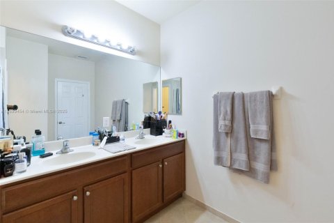 Townhouse in Doral, Florida 4 bedrooms, 177.63 sq.m. № 1953552 - photo 6