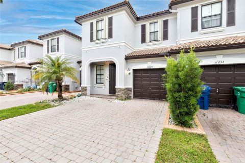 Townhouse in Doral, Florida 4 bedrooms, 177.63 sq.m. № 1953552 - photo 1