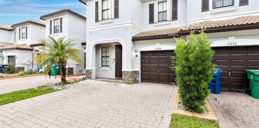 Townhouse in Doral, Florida 4 bedrooms, 177.63 sq.m. № 1953552