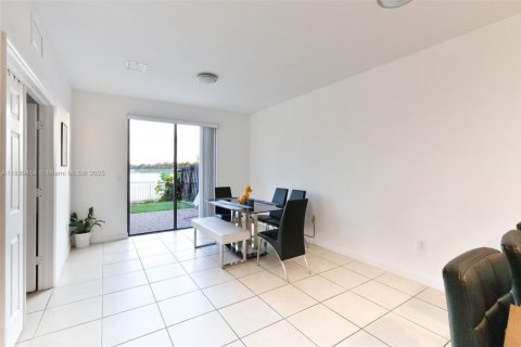 Townhouse in Doral, Florida 4 bedrooms, 177.63 sq.m. № 1953552 - photo 12