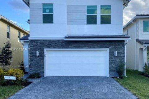 Дом в Дирфилд-Бич, Флорида 4 спальни, 202.9м2 № 2022014