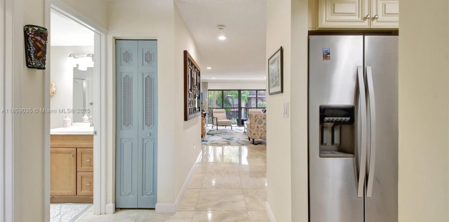 Condo in South Palm Beach, Florida, 2 bedrooms № 1887432