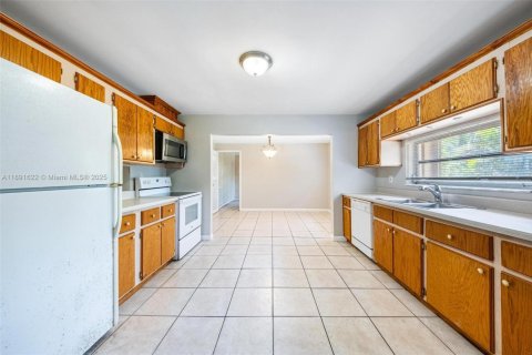 House in Coral Springs, Florida 4 bedrooms, 202.25 sq.m. № 1943792 - photo 7