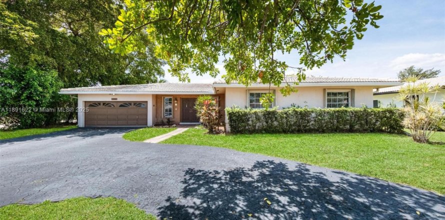 House in Coral Springs, Florida 4 bedrooms, 202.25 sq.m. № 1943792