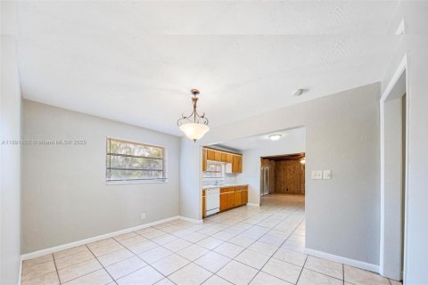 House in Coral Springs, Florida 4 bedrooms, 202.25 sq.m. № 1943792 - photo 8