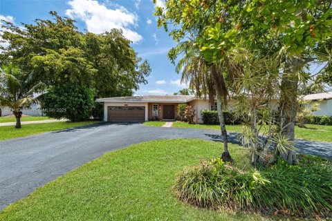 House in Coral Springs, Florida 4 bedrooms, 202.25 sq.m. № 1943792 - photo 4