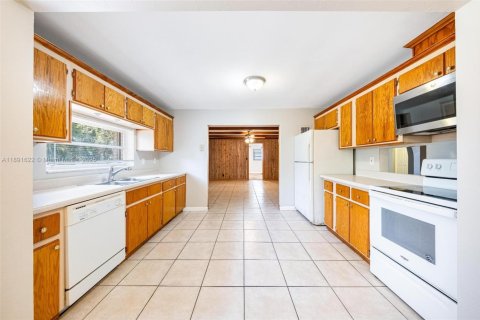 House in Coral Springs, Florida 4 bedrooms, 202.25 sq.m. № 1943792 - photo 9
