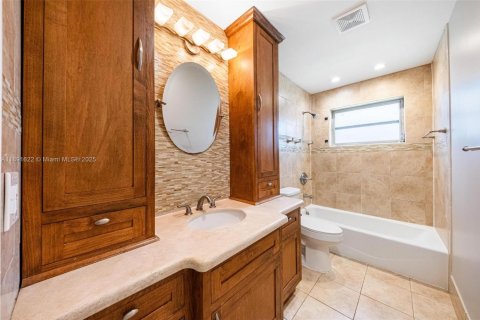 House in Coral Springs, Florida 4 bedrooms, 202.25 sq.m. № 1943792 - photo 17