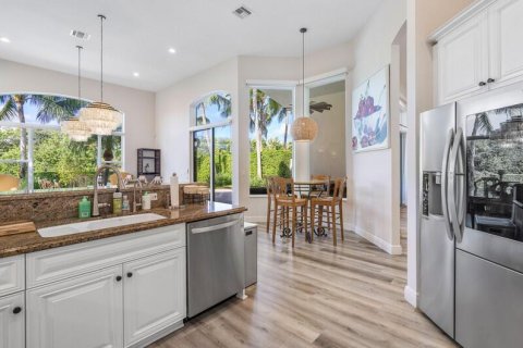House in Wellington, Florida 4 bedrooms, 281.87 sq.m. № 2158335 - photo 4