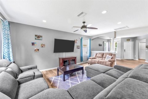 House in Spring Hill, Florida 4 bedrooms, 222.22 sq.m. № 2395853 - photo 9