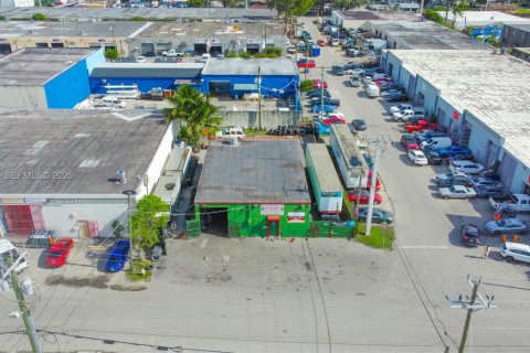 Propiedad comercial en venta en Miami, Florida № 1991349 - foto 16