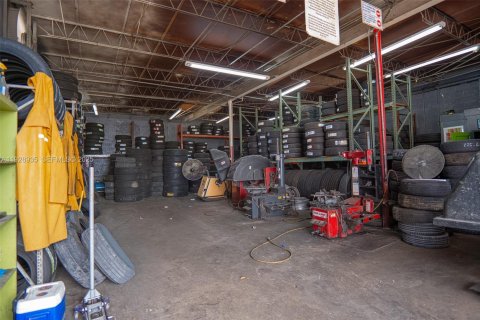 Propiedad comercial en venta en Miami, Florida № 1991349 - foto 6