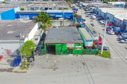 Propiedad comercial en venta en Miami, Florida № 1991349 - foto 3