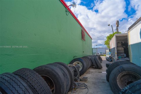 Propiedad comercial en venta en Miami, Florida № 1991349 - foto 11
