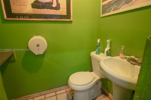 Propiedad comercial en venta en Miami, Florida № 1991349 - foto 12