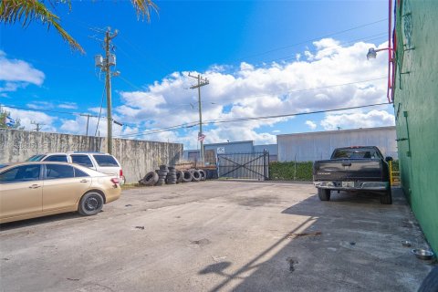 Propiedad comercial en venta en Miami, Florida № 1991349 - foto 10