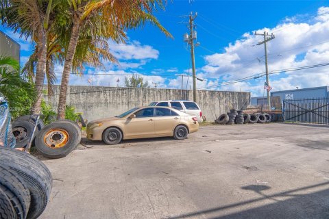 Propiedad comercial en venta en Miami, Florida № 1991349 - foto 8
