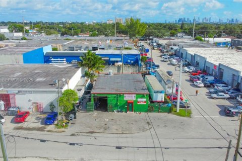 Propiedad comercial en venta en Miami, Florida № 1991349 - foto 13