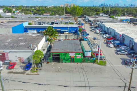 Propiedad comercial en venta en Miami, Florida № 1991349 - foto 9