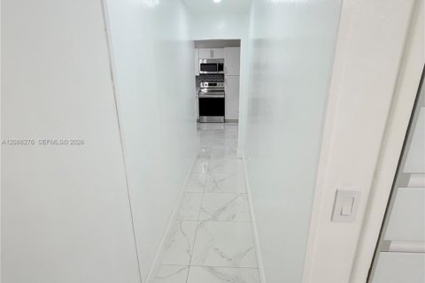 House in Miami, Florida 3 bedrooms, 160.91 sq.m. № 2363616 - photo 16