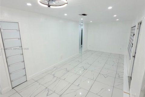 House in Miami, Florida 3 bedrooms, 160.91 sq.m. № 2363616 - photo 3
