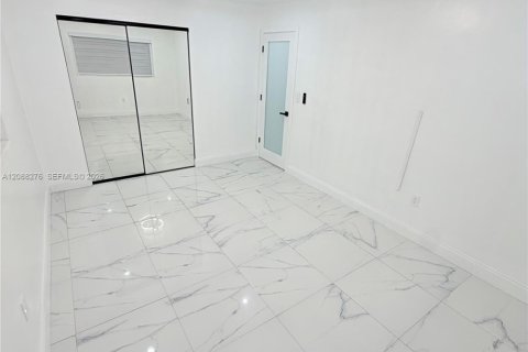 House in Miami, Florida 3 bedrooms, 160.91 sq.m. № 2363616 - photo 15