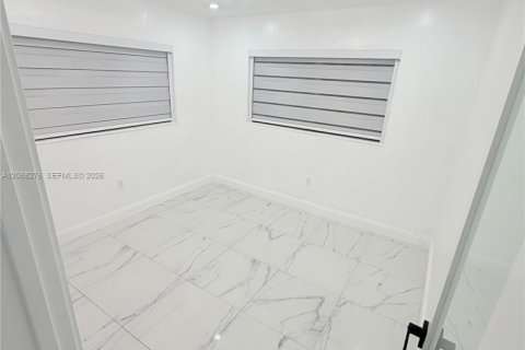 House in Miami, Florida 3 bedrooms, 160.91 sq.m. № 2363616 - photo 9