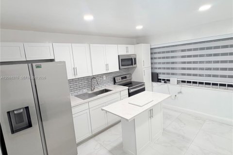 House in Miami, Florida 3 bedrooms, 160.91 sq.m. № 2363616 - photo 18