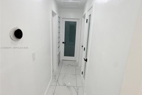 House in Miami, Florida 3 bedrooms, 160.91 sq.m. № 2363616 - photo 4