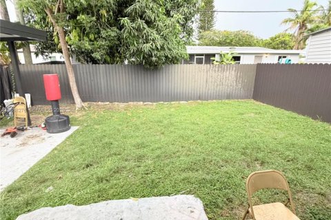 House in Miami, Florida 3 bedrooms, 160.91 sq.m. № 2363616 - photo 19