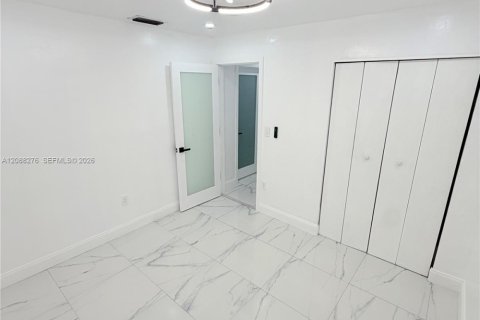 House in Miami, Florida 3 bedrooms, 160.91 sq.m. № 2363616 - photo 10