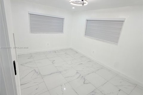 House in Miami, Florida 3 bedrooms, 160.91 sq.m. № 2363616 - photo 11