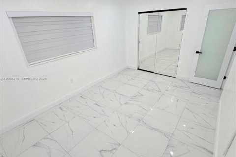 House in Miami, Florida 3 bedrooms, 160.91 sq.m. № 2363616 - photo 14