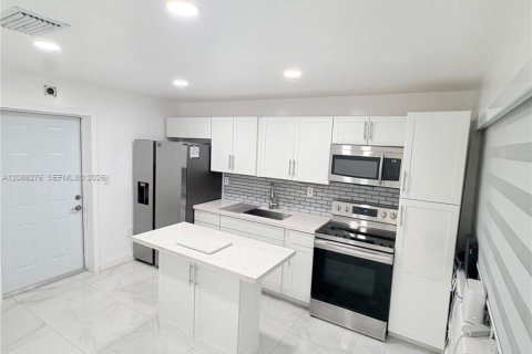 House in Miami, Florida 3 bedrooms, 160.91 sq.m. № 2363616 - photo 17