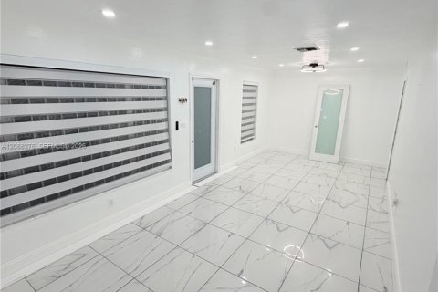 House in Miami, Florida 3 bedrooms, 160.91 sq.m. № 2363616 - photo 2