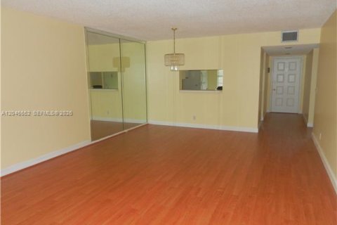 Copropriété à louer à Pembroke Pines, Floride: 2 chambres, 110.74 m2 № 2243132 - photo 2