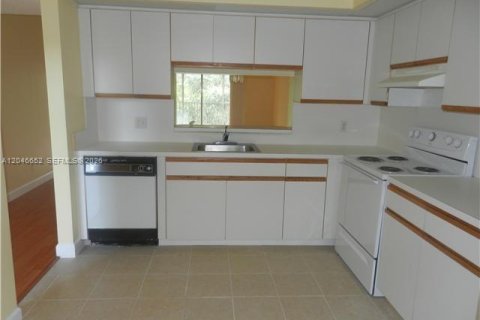 Copropriété à louer à Pembroke Pines, Floride: 2 chambres, 110.74 m2 № 2243132 - photo 4