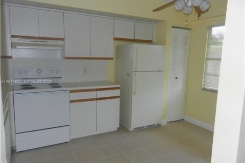 Copropriété à louer à Pembroke Pines, Floride: 2 chambres, 110.74 m2 № 2243132 - photo 3